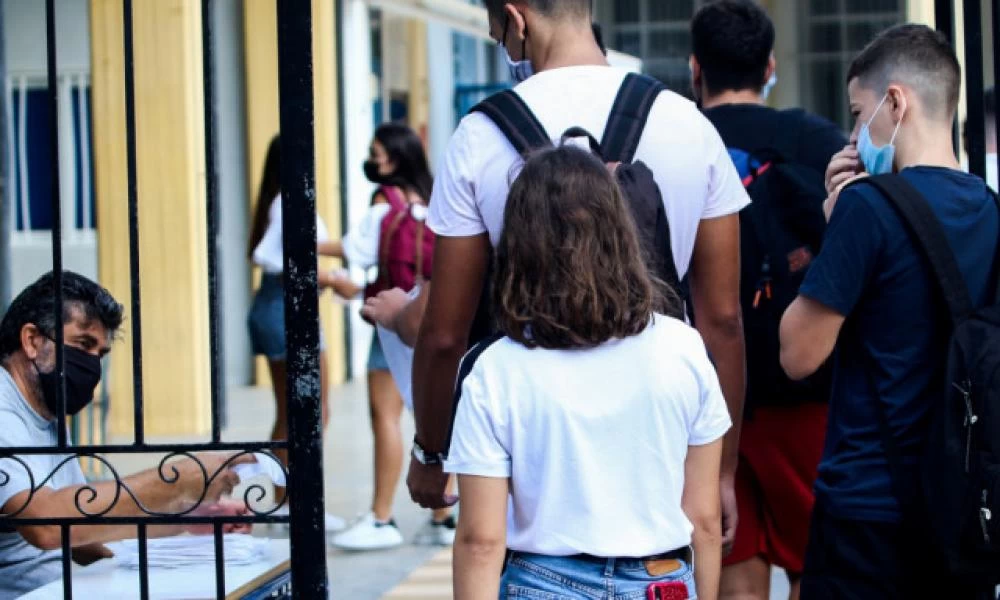 Κερατσίνι: Μαθητής με κορονοϊό στον αγιασμό ενώ είχε κάνει το τεστ και ήταν αρνητικό